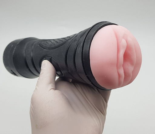 Điều đầu tiên khi bạn nhìn vào chiếc âm đạo giả Pussy Vibrator này đó là kiểu dáng giống một chiếc đèn pin khá tinh tế