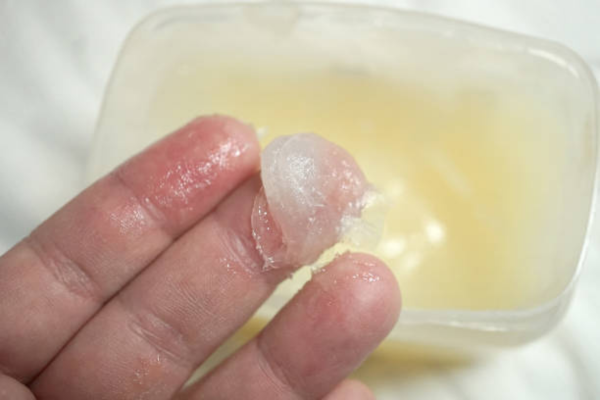 Có thể dùng vaseline thay gel bôi trơn được không?