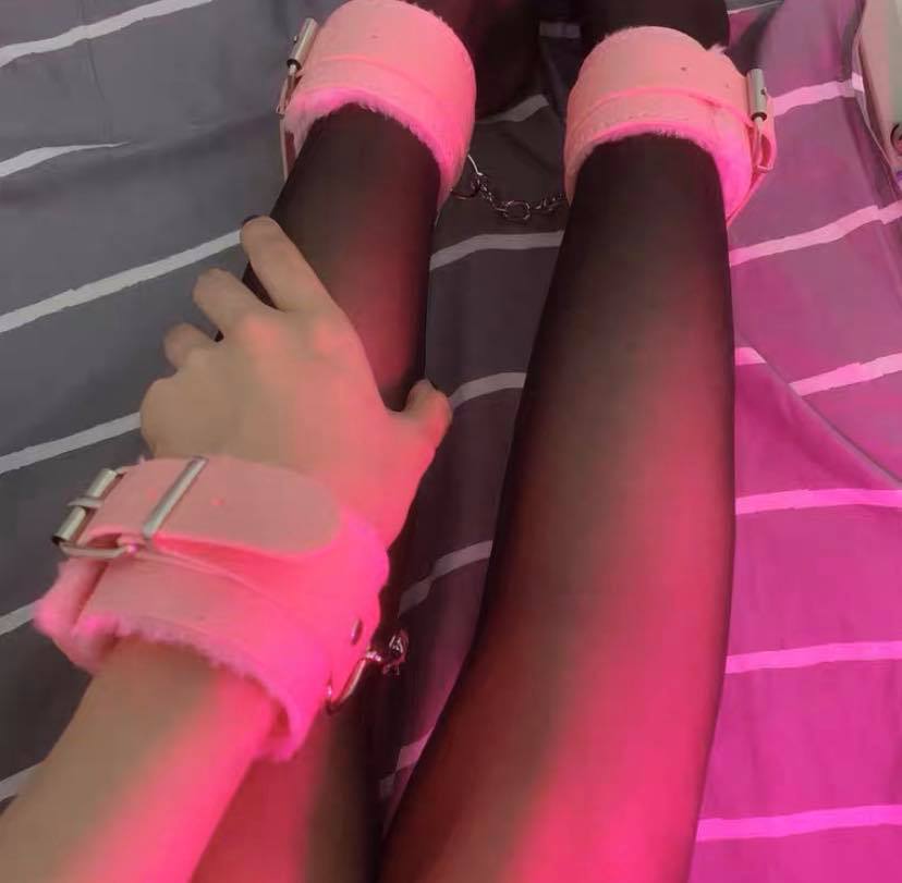 còng tay bạo dâm bdsm bằng da lót lông