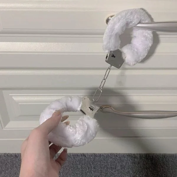 còng tay bdsm lót lông