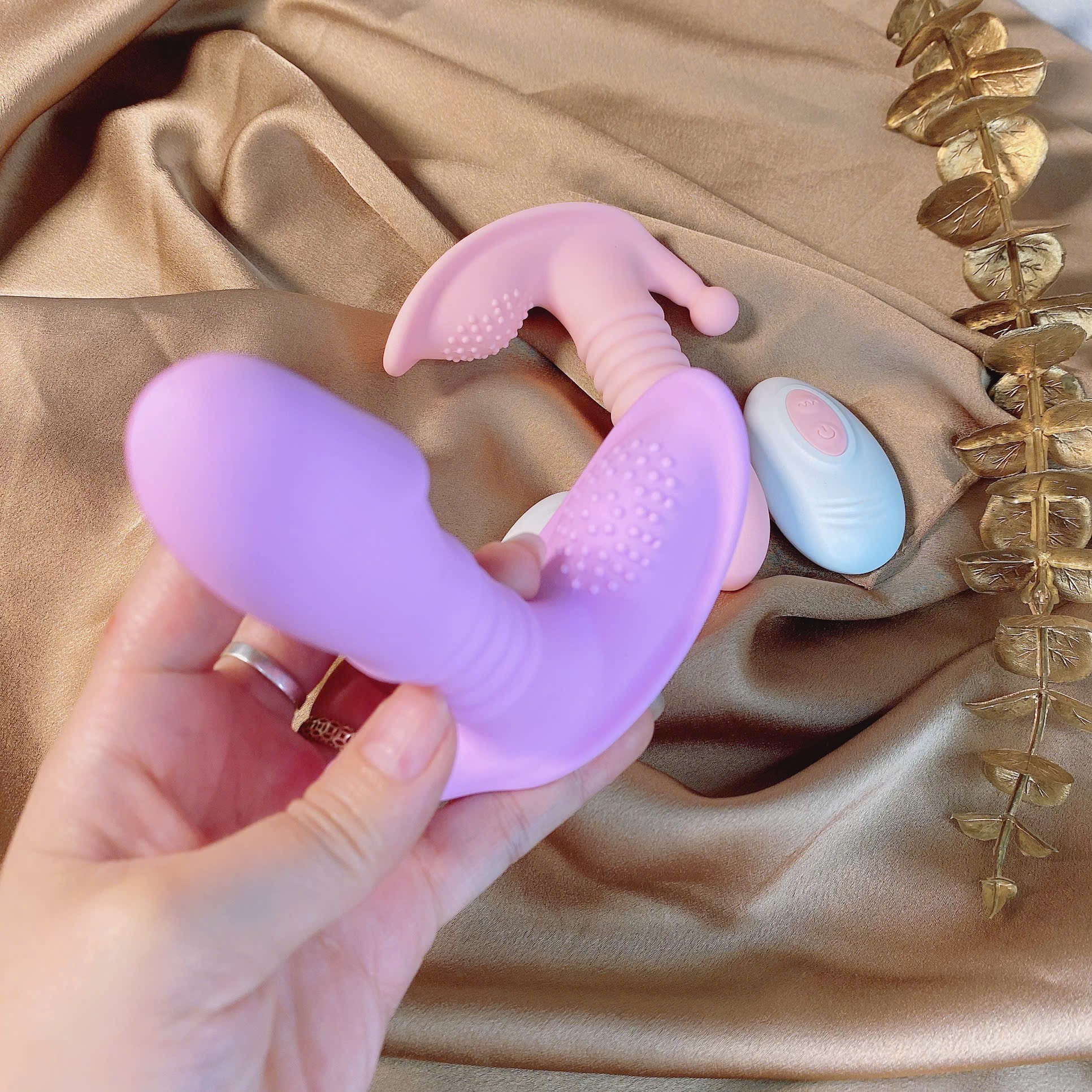 Trứng Rung Điều Khiển Từ Xa Kèm Lưỡi Và Gai Kích Thích Trứng Rung Điều Khiển Từ Xa Kèm Lưỡi Và Gai Kích Thích