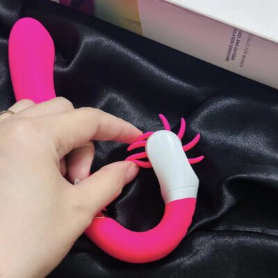 dương vật giả kết hợp lưỡi liếm