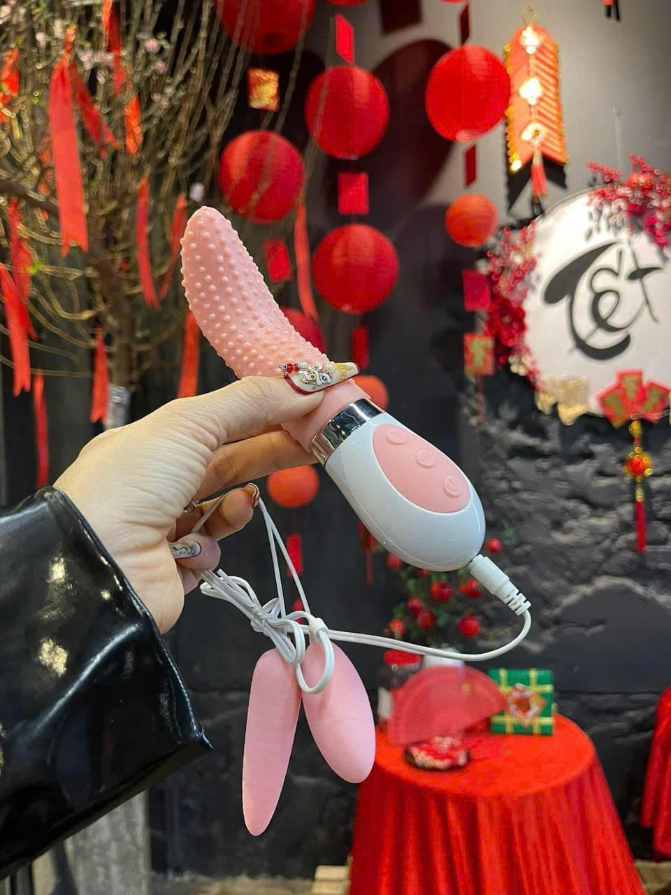 Trứng Rung Điều Khiển Từ Xa Kèm Lưỡi Và Gai Kích Thích Trứng Rung Điều Khiển Từ Xa Kèm Lưỡi Và Gai Kích Thích