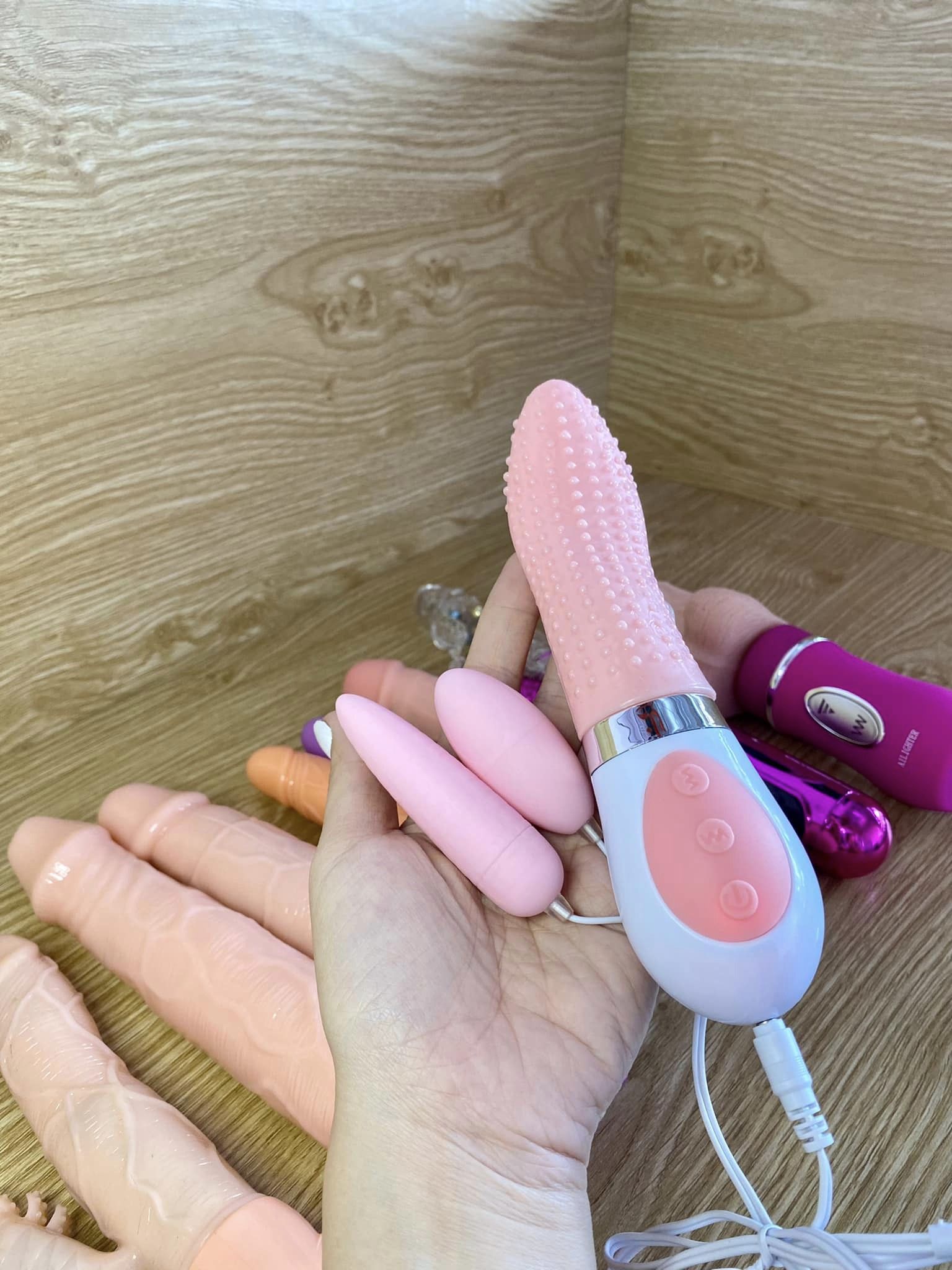 Trứng Rung Điều Khiển Từ Xa Kèm Lưỡi Và Gai Kích Thích Trứng Rung Điều Khiển Từ Xa Kèm Lưỡi Và Gai Kích Thích